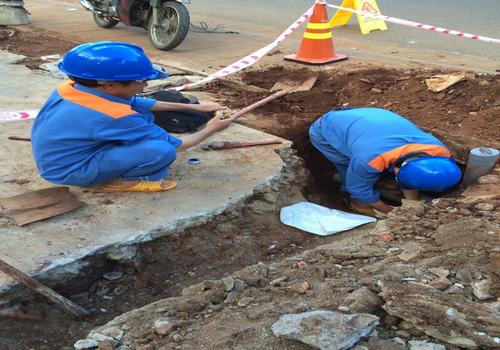 Lắp đặt đường ống cấp nước hẻm 58 Phạm Văn Đồng